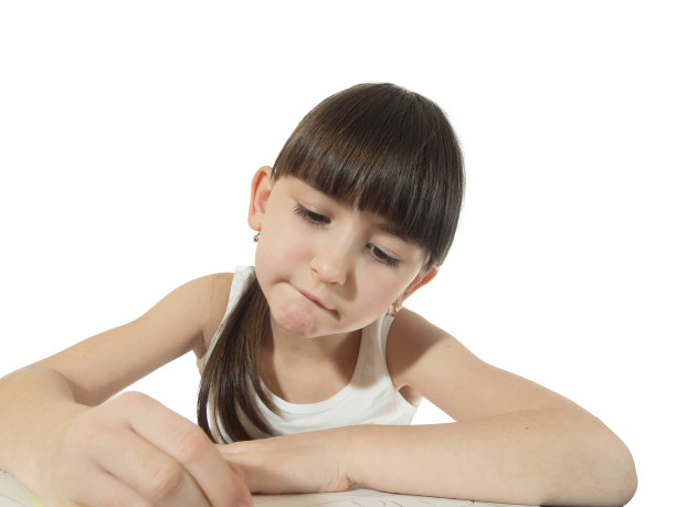 画画的女孩图片下载