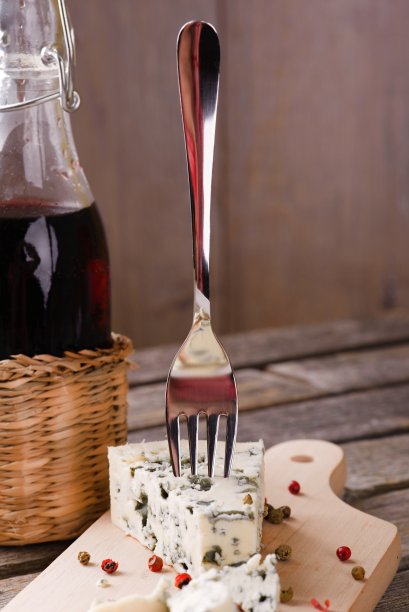 蓝奶酪单叉配红酒图片下载