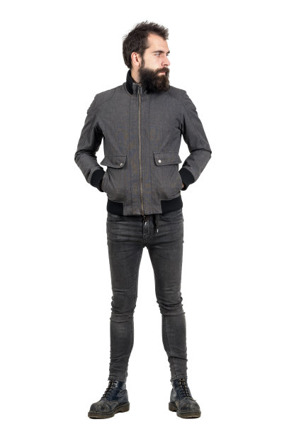 穿着灰色夹克，紧身牛仔裤和军靴的严肃朋克图片下载