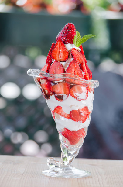 餐厅桌上的草莓杯图片下载