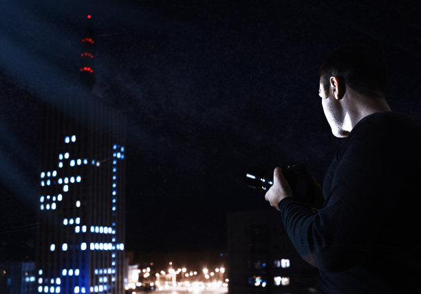 滤镜高iso图像的摄影师寻找夜晚的城市图片下载