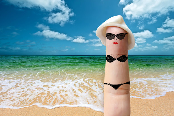 快乐的女人在海滩度假图片下载