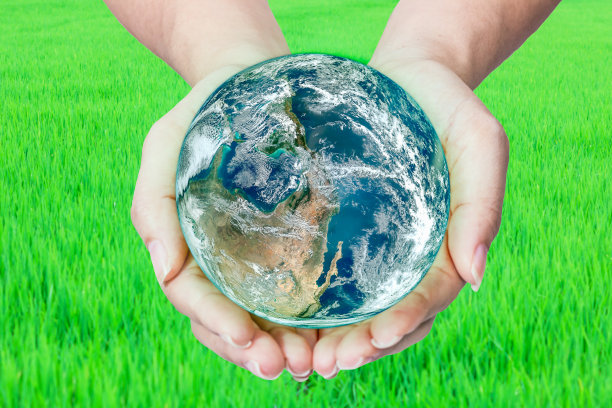 女人手里拿着地球仪图片下载