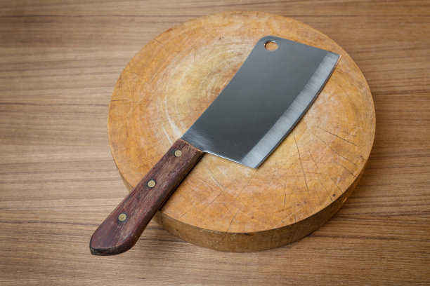 木制背景上的木制屠夫上的刀图片下载
