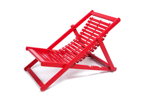 红色木制沙滩椅孤立在白色上图片下载