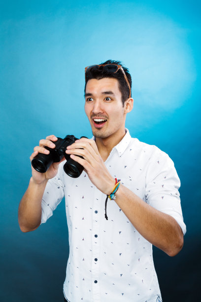 男人用双筒望远镜图片下载