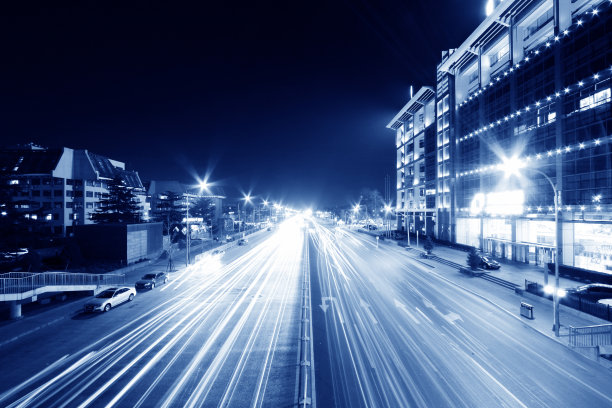 夜晚灯光在现代化的街道上划过图片下载