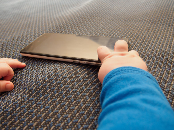 男婴双手拿着手机图片下载