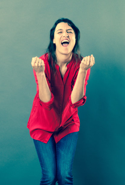 表达兴奋或快乐的30多岁快乐女人图片下载