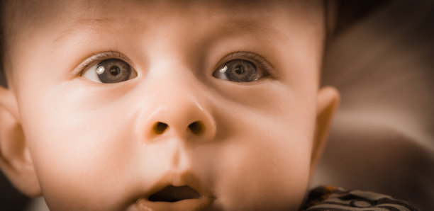 她房间里一个婴儿的肖像图片下载