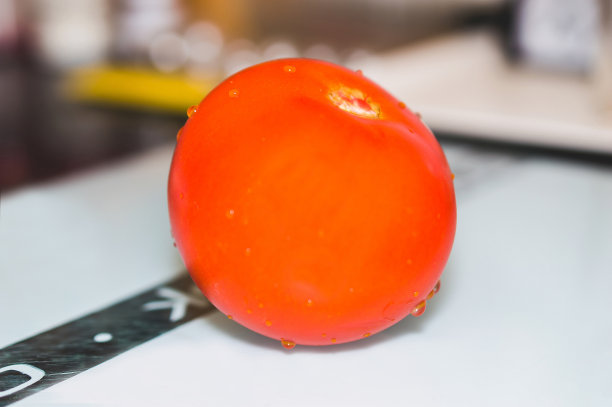 厨房里的新鲜牛肉西红柿图片下载