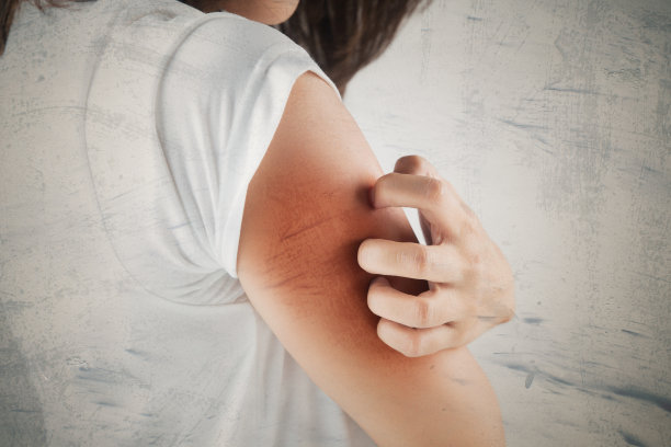 抓她的胳膊图片下载