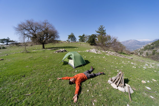 在山里搭帐篷露营的人。图片下载
