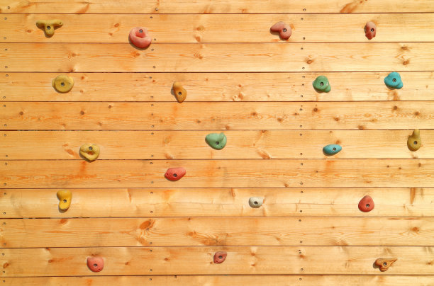 人造攀岩墙的木质表面。图片下载