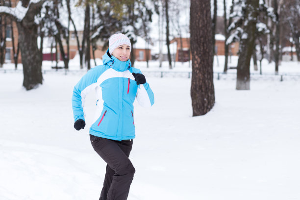 年轻的跑步或慢跑的白人女性图片下载