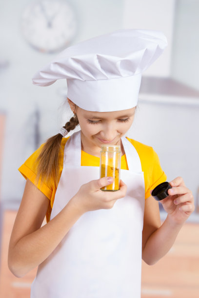 女孩闻香料图片下载