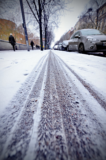 雪地上的足迹，瑞典城市的景象图片下载