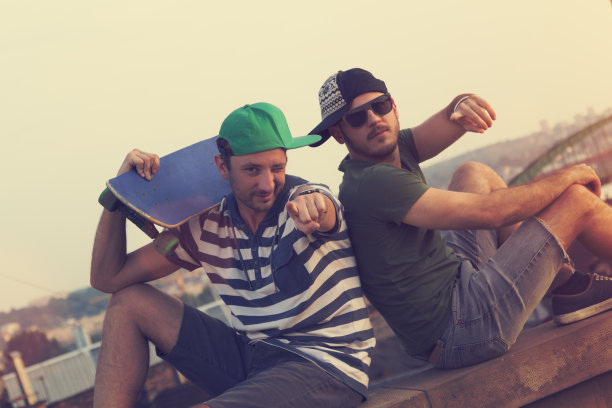 两个年轻的溜冰者在户外玩。图片下载