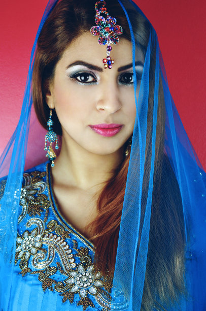 身穿蓝色传统服装的亚洲年轻女子图片下载