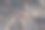 红色的浆果还留在冬天贫瘠的树枝上图片下载