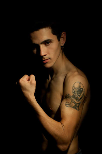 显示二头肌的男人图片下载