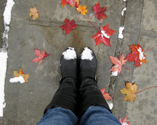 雪地里的靴子图片下载