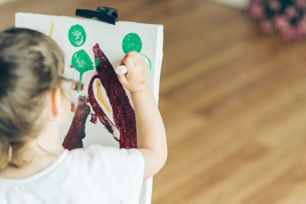在她家里画女孩。图片下载
