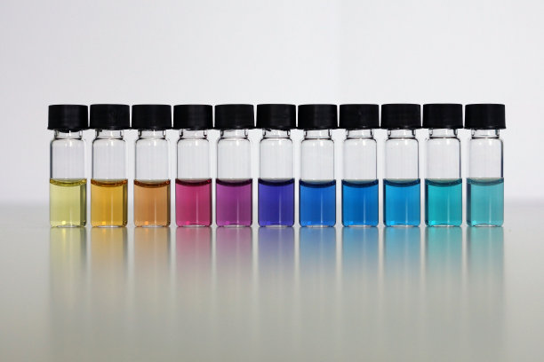 带彩色溶液的化学药瓶排图片下载