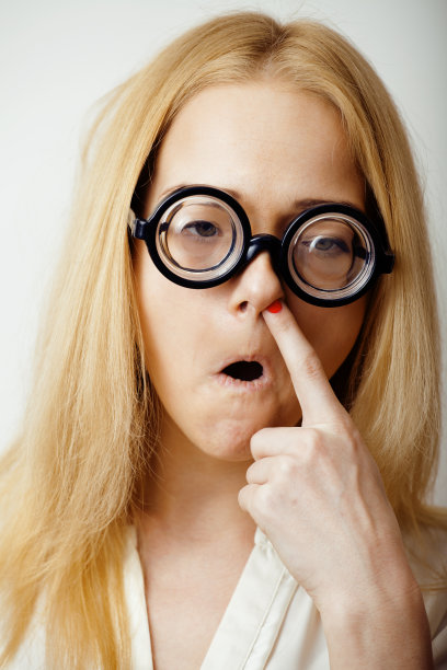 年轻的金发少女戴着大眼镜鬼混，有图片下载