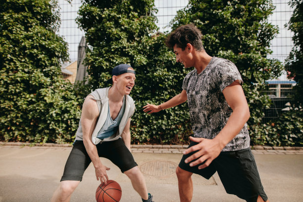 朋友们在球场上打篮球图片下载