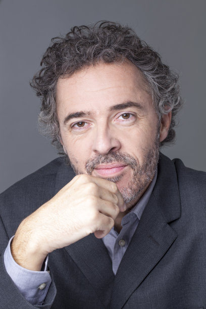 面带微笑的40多岁企业家的沉思肖像，寓意商业成功图片下载