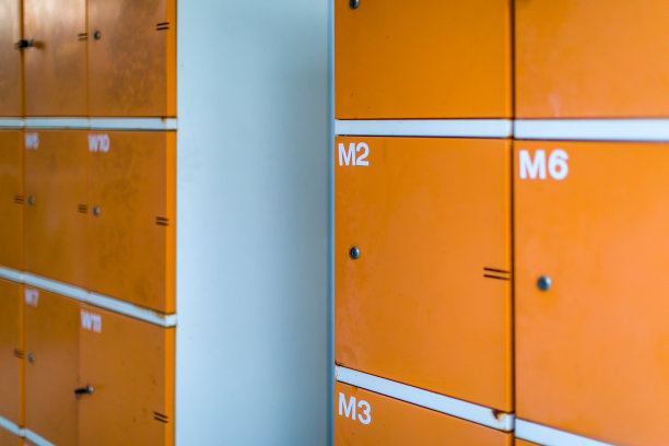 运动俱乐部的旧储物柜图片下载
