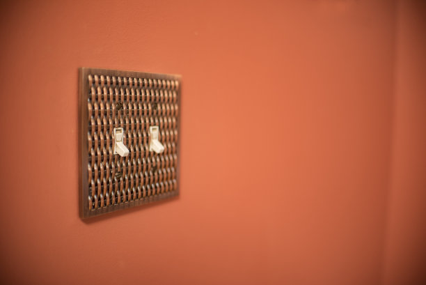 红色的墙壁开关图片下载