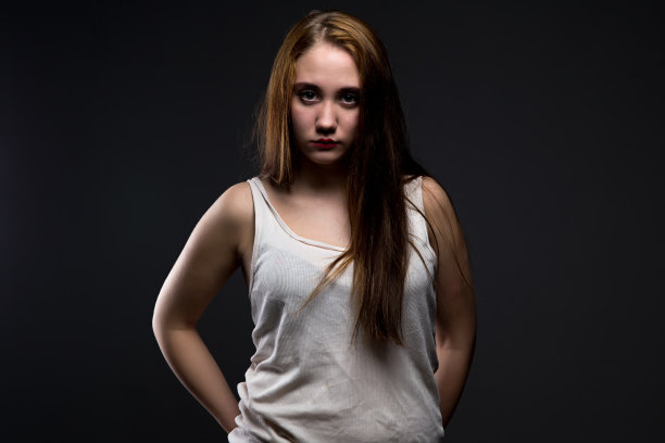 矮胖女孩的照片，衬衫皱巴巴的图片下载