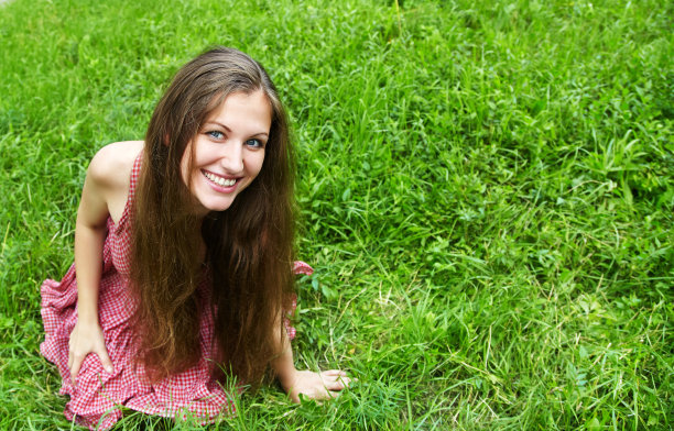 夏日公园里的美女图片下载