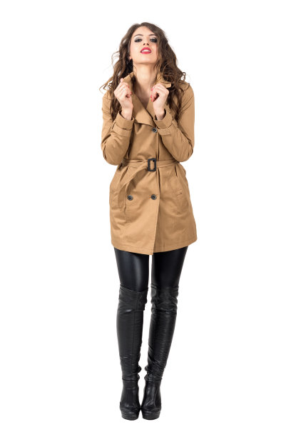 性感迷人的女人拿着米色大衣领子看着相机图片下载