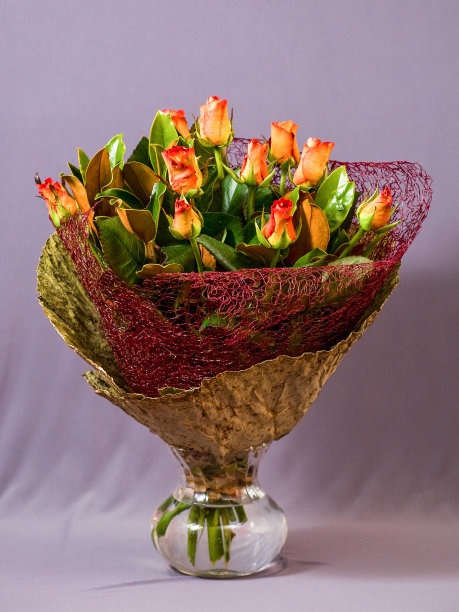 一束正式的橙色玫瑰，插在花瓶里图片下载