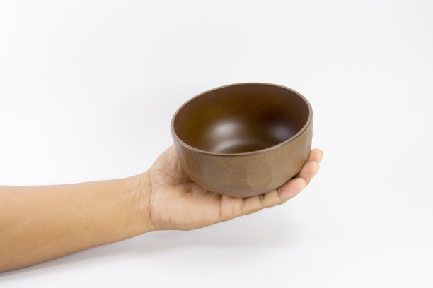 饥饿的人拿着一个空碗在白色的背景图片下载