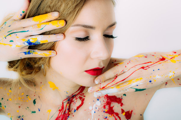 闭着眼睛的女人画像图片下载