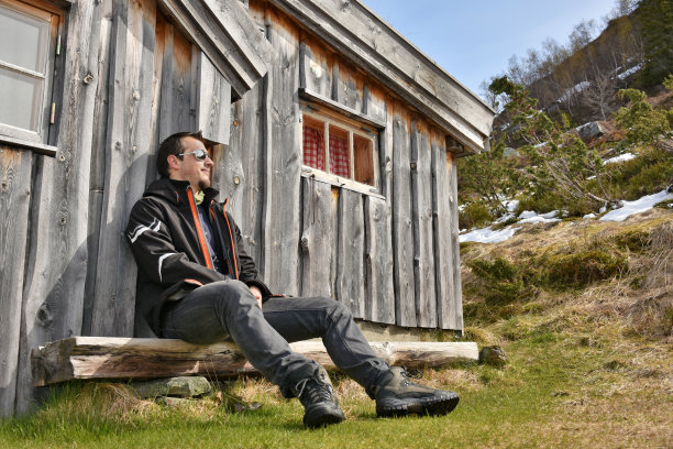 小木屋前有个徒步旅行者图片下载