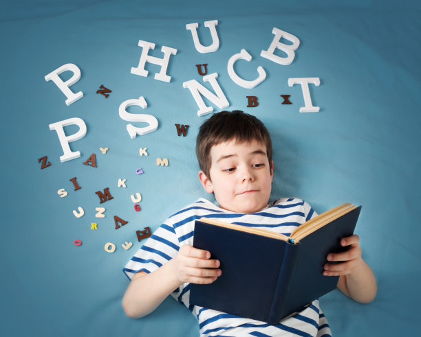 七岁的孩子躺在那里拿着书和信图片下载