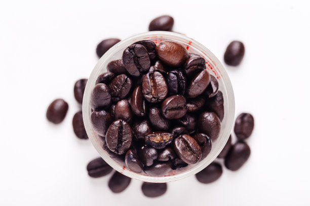白色背景上的咖啡豆图片下载