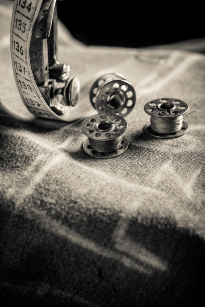 在线轴和布料上有线的裁缝机的特写图片下载