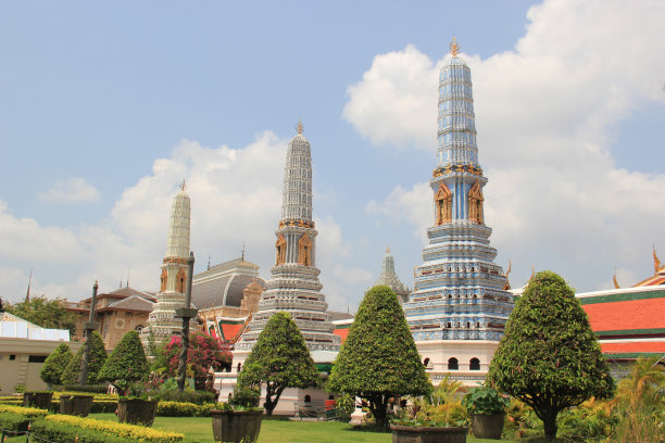 泰国曼谷翡翠佛寺三座宝塔图片下载