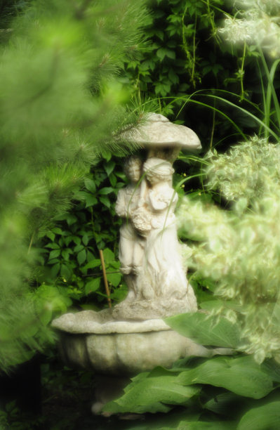 花园里的雕塑图片下载