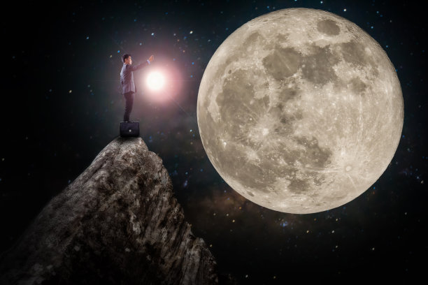 商人举着灯笼站在山顶上看图片下载