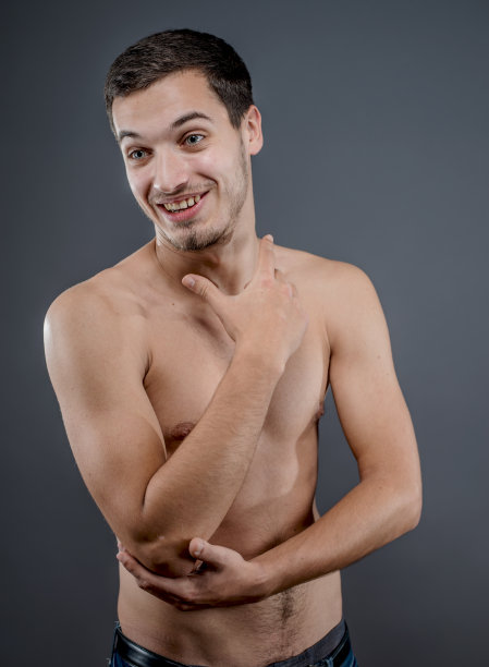 没穿衬衫的年轻人图片下载