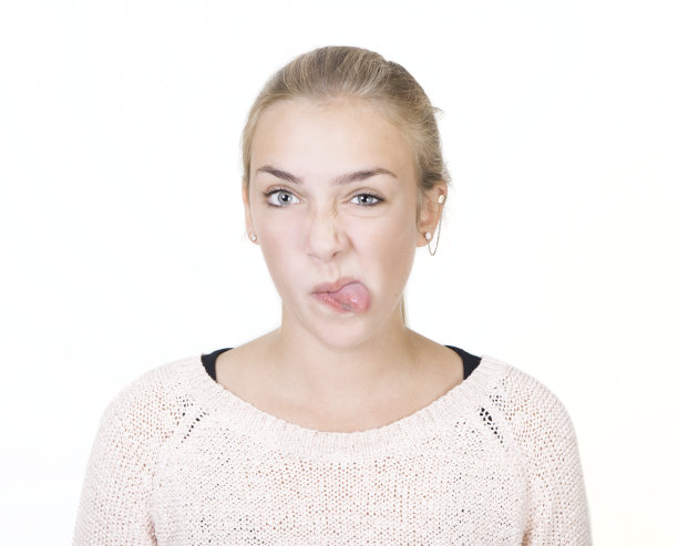 女孩伸出她的舌头图片下载