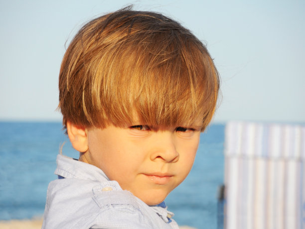 一个可爱的小男孩的肖像图片下载