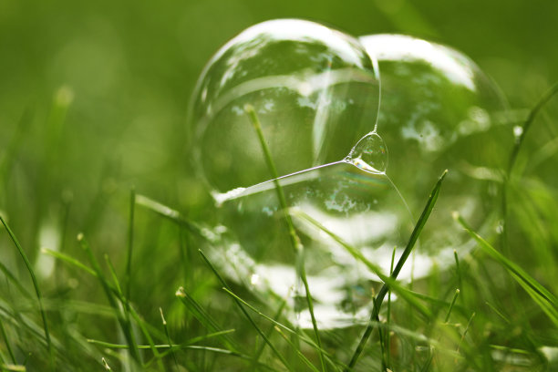 绿草上的泡泡图片下载
